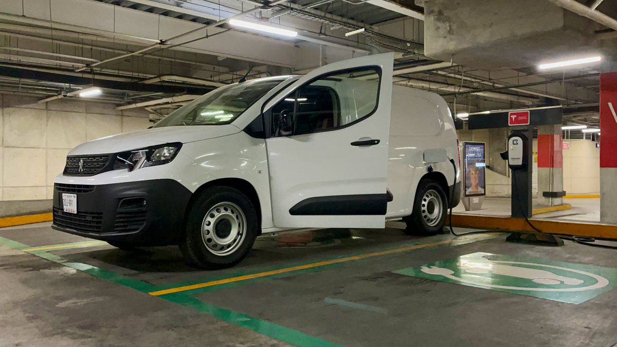 ADNautomotriz's tweet photo. #ADNtestDrives #Peugeot #ePARTNER⚡️ 2023, utilitario francés 100% eléctrico, ofrece una autonomía de 275kms y puedes recargar en los centros de carga genéricos, hasta 70kms (1/4 de baterías) en tan solo 2 horas 😎👍
FULL TESTDRIVE AQUÍ
🎬👉🏻 https://t.co/GGs5OIX8B8 https://t.co/dEzHYc0NY8