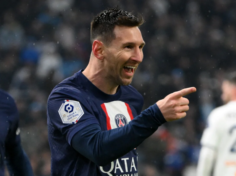Twitugal's tweet photo. Career Goals (March 6, 2023)
8⃣2⃣7⃣⚽️ Cristiano Ronaldo 
7⃣9⃣9⃣⚽️ Lionel Messi https://t.co/IQeBC38jwG