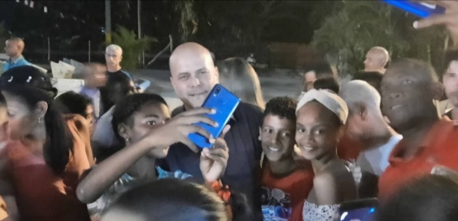 GHNordelo5's tweet photo. 'Selfies' cederistas con nuestra gente de Punta Brava. (Sí, odiadores, sean felices, también se tiran fotos 'obligados'... 😁) #Cuba #CDRCuba #YoVotoXTodos #MejorEsPosible https://t.co/Gerhv3lEs2
