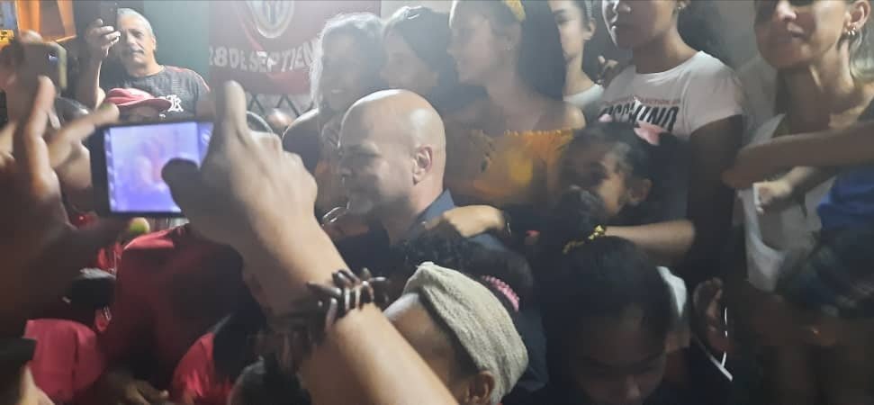 'Selfies' cederistas con nuestra gente de Punta Brava. (Sí, odiadores, sean felices, también se tiran fotos 'obligados'... 😁) #Cuba #CDRCuba #YoVotoXTodos #MejorEsPosible