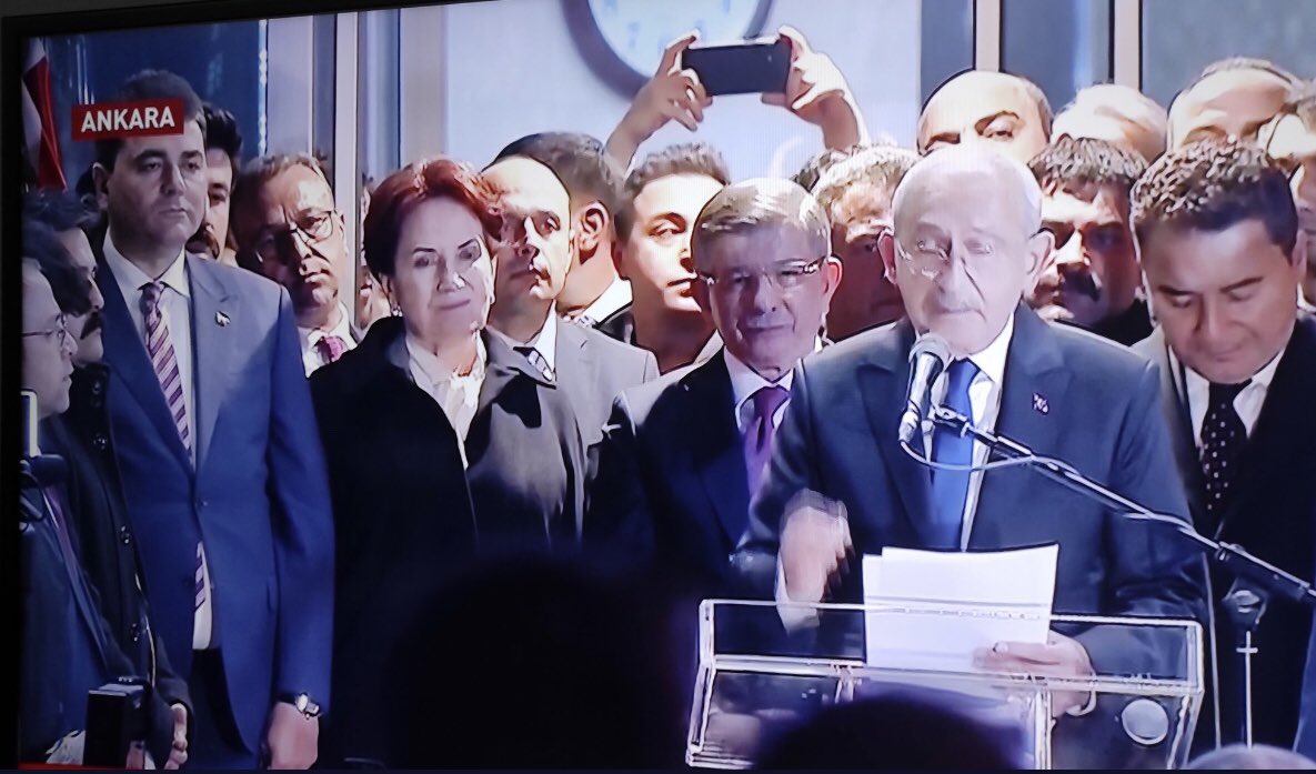 ercandemir_'s tweet photo. Haline bakinca üzüldüm
Yanaginda yaşları gördüm 
O ağladı ben kahroldum
Bu kadin neden ağlıyor?
 #ÜlküsüzMeral https://t.co/0Bv4cgrXy8
