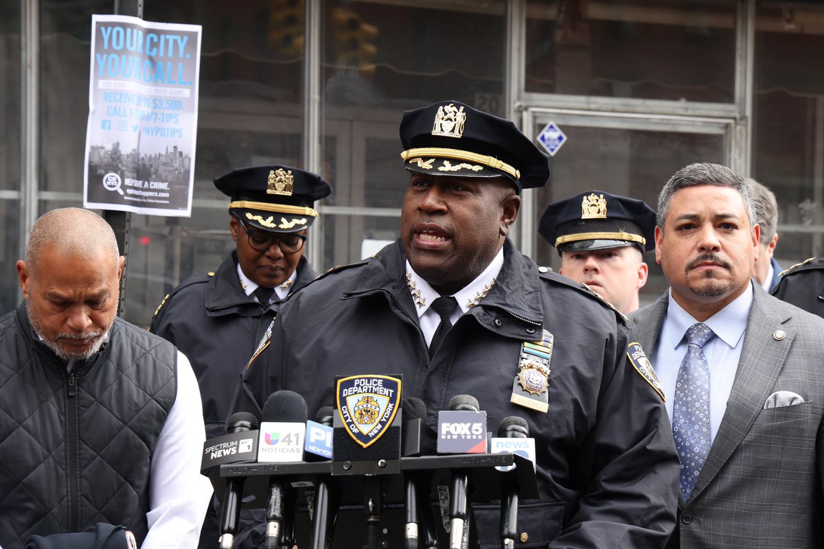 NYPDChiefPatrol's tweet image. On Friday, a bodega worker was shot and killed in the @NYPD19Pct. The incident is connected to a citywide robbery pattern. We are committed to finding the suspect &amp;amp; protecting the small businesses of New York City.