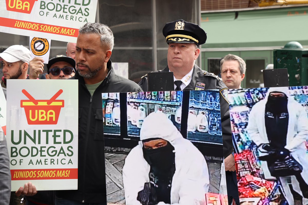 NYPDChiefPatrol's tweet image. On Friday, a bodega worker was shot and killed in the @NYPD19Pct. The incident is connected to a citywide robbery pattern. We are committed to finding the suspect &amp;amp; protecting the small businesses of New York City.