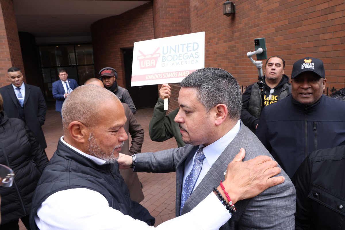 NYPDChiefPatrol's tweet image. On Friday, a bodega worker was shot and killed in the @NYPD19Pct. The incident is connected to a citywide robbery pattern. We are committed to finding the suspect &amp;amp; protecting the small businesses of New York City.