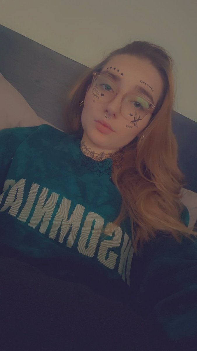 kenzienelson116's tweet photo. This @insomniacevents crew neck looks the same as when I bought it YEARS ago even though I wear it OFTEN🥰🥳 other artists #takenotes https://t.co/TYB8qJVil9