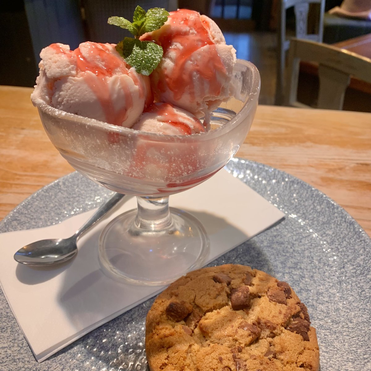FoxWimborne's tweet photo. 😋You can never go wrong with some icecream for dessert😋 https://t.co/oIcI9HdkvQ