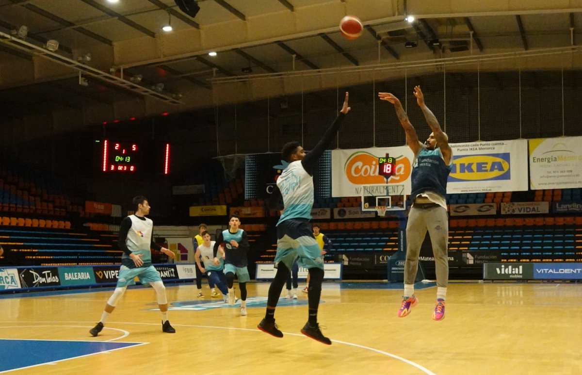 BasquetMenorca's tweet photo. 📸 NUEVA SEMANA, NUEVO RETO
Los lunes son de dobles sesiones 💪

Encaramos con mucha ilusión esta semana de derbi #OmplimSonMoix 😏

Ens tornarem a emocionar!
#UnaillaUnequip #LEBPlata #MatealEstigma https://t.co/hp0ytDiREE