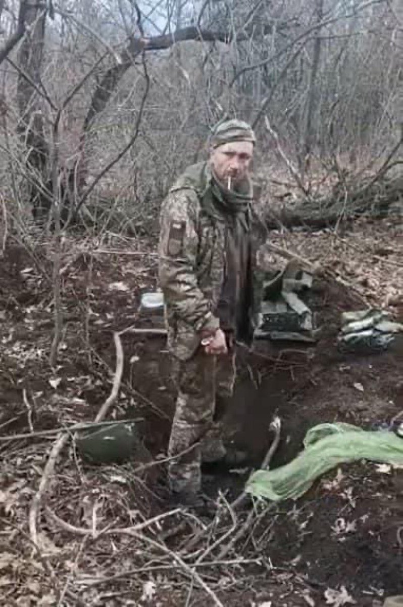 ruZ işgalcilere esir düşen Ukrayna askeri, beni öldürmeyin diye Nazi Rus askerlerine yalvarmadı. Ölmeden önce bir sigara yaktı ve cellatlarının yüzüne alaycı bir ifadeyle bakıp, “Slava Ukrayna” dedi. Kahraman askerde, “sefillere yalvarana kadar şerefimle ölürüm” bakışı vardı