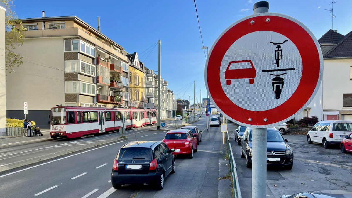 marKusylac's tweet photo. @PeterBeckhaus hier ein Foto bei Tageslicht. 

Verkehrszeichen VZ277.1 "Überholverbot von einspurigen Fahrzeugen" #MHruhr #Linksruhr #Speldorf #DuisburgerStraße https://t.co/dYnCNQDQGJ