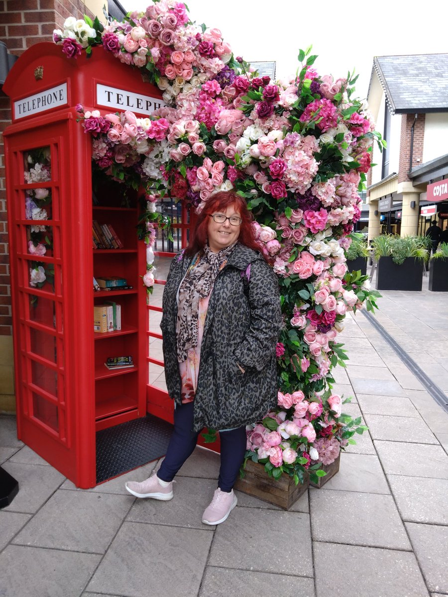 MandysReiki's tweet photo. #mcarthurglen #retailoutlet #roses #phonebox #designeroutlet #mandysreiki #mandyturner #spiritualawakening https://t.co/l7JZd62Q91