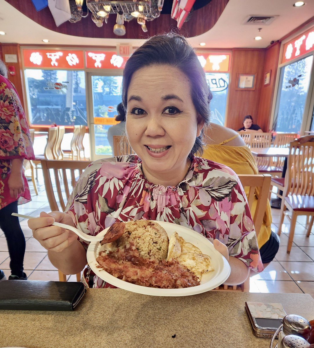 Living in Hawaiʻi means that you’re always surrounded by ono food! I started my day with fried rice, corned beef hash, Portuguese sausage, and eggs! #onolicious #onogrinds #luckywelivehawaii