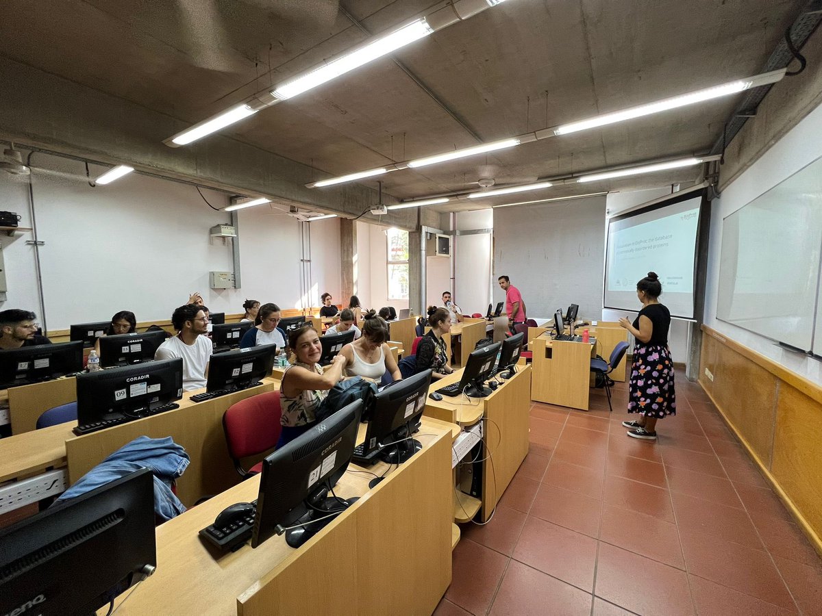 Victoria Nugnes of <a href="/BioComputingUP/">BioComputing UP</a> kicked off our series of training sessions with #biocuration in <a href="/DisProt_db/">DisProt</a>! A very much engaging session with amazing #IDP pencil prizes 😉 #H2020