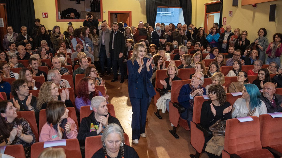 Yolanda_Diaz_'s tweet photo. É o tempo das mulleres, da defensa dos nosos dereitos, dun reparto xusto do tempo e dos coidados, da garantía de traballos dignos e da conciliación.  

Grazas, Barbadás, por este encontro tan emocionante. Entre todas e todos facemos avanzar o feminismo. https://t.co/mTVcum7N4G