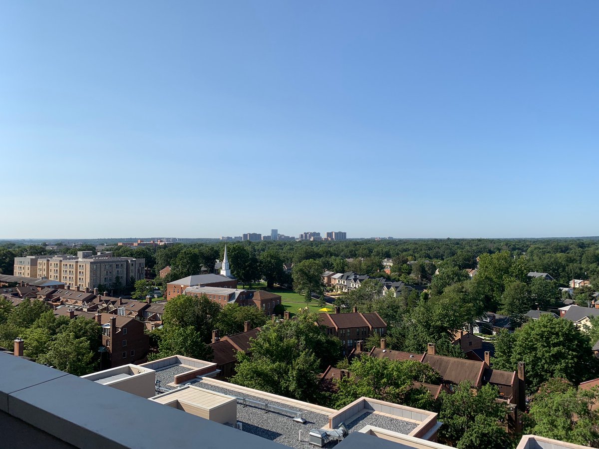 Have you been to the rooftop yet? Get stunning views of Arlington without ever having to leave home. 😍

#ArlingtonRealEstate #RooftopViews #DCLiving
