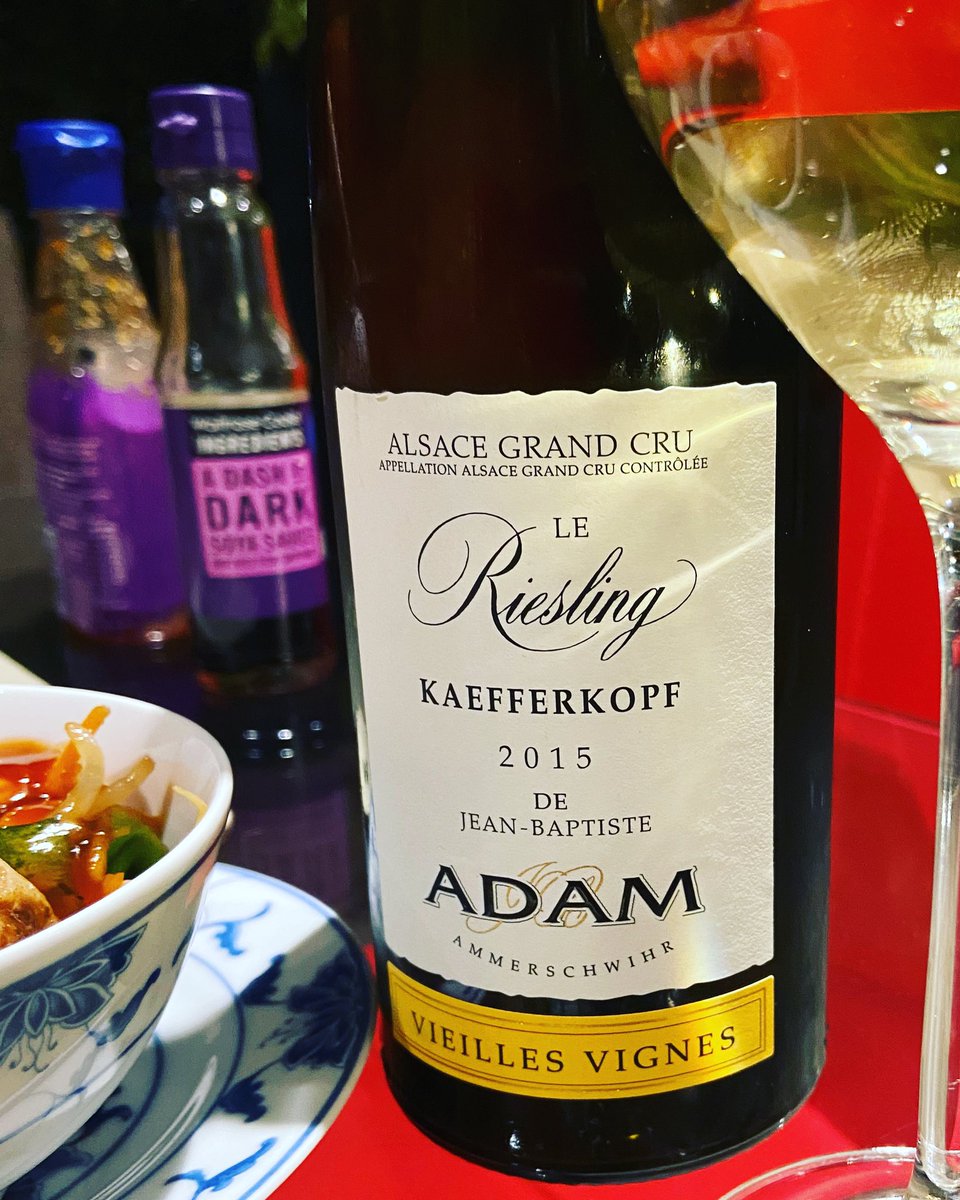 Glorious with Asian food - this 8 yr old #Riesling from #Alsace shows citrus peel, chalk and a whiff or petroleum then a palate of dry lemon minerals &amp; stone fruit 😋 treat yourself <a href="/AlsaceWines/">AlsaceWines</a> <a href="/urbanwinegeek/">Urban Wine Geek</a> <a href="/KnowledgeWine/">Wine Knowledge</a> <a href="/BlindTasters/">Wine Blind Tasting</a> <a href="/winewankers/">The Wine Wankers 🍾🤛🎉🥂</a> <a href="/JeremyWaud/">jeremy waud</a>