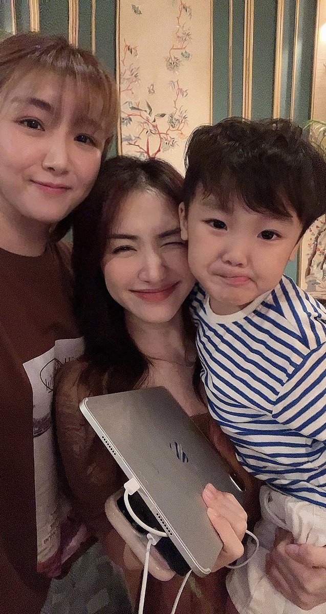 real_kimmi's tweet photo. 화민지랑 베트남에서!! #ThiênÂn 너무 귀여워ㅠㅠ #KiMMi #킴미 #hoaminzy #vietnam #hcm #베트남 #hcm #호치민 https://t.co/zgEJS5PHoE