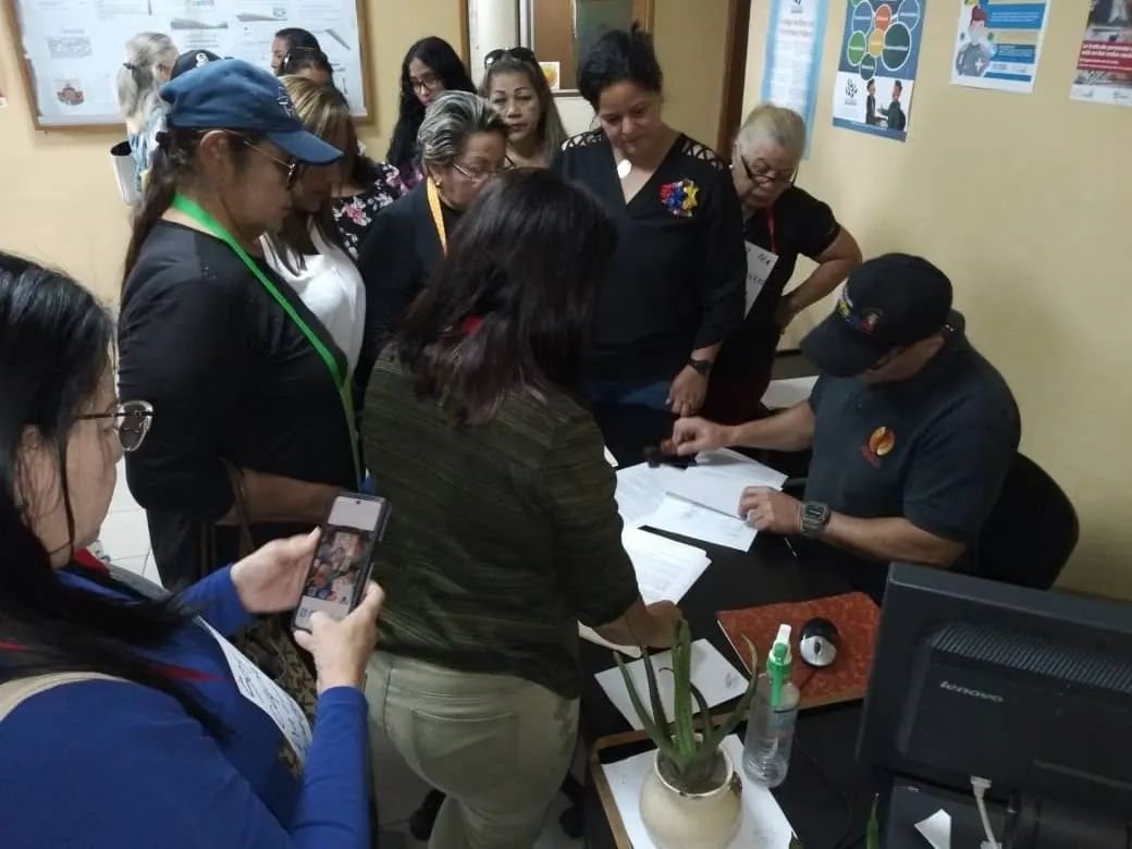 FteMujeresVzla's tweet photo. Hoy las mujeres del Frente Amplio de Mujeres Bolívar @fambolivar consignaron en la  Defensoría del Pueblo un documento solicitando sean respetados los DDHH como mujeren la  prevención, atención y erradicación de la violencia de género. #DDHHMujeres @FrentAmplioVzla https://t.co/3YxXockUzf