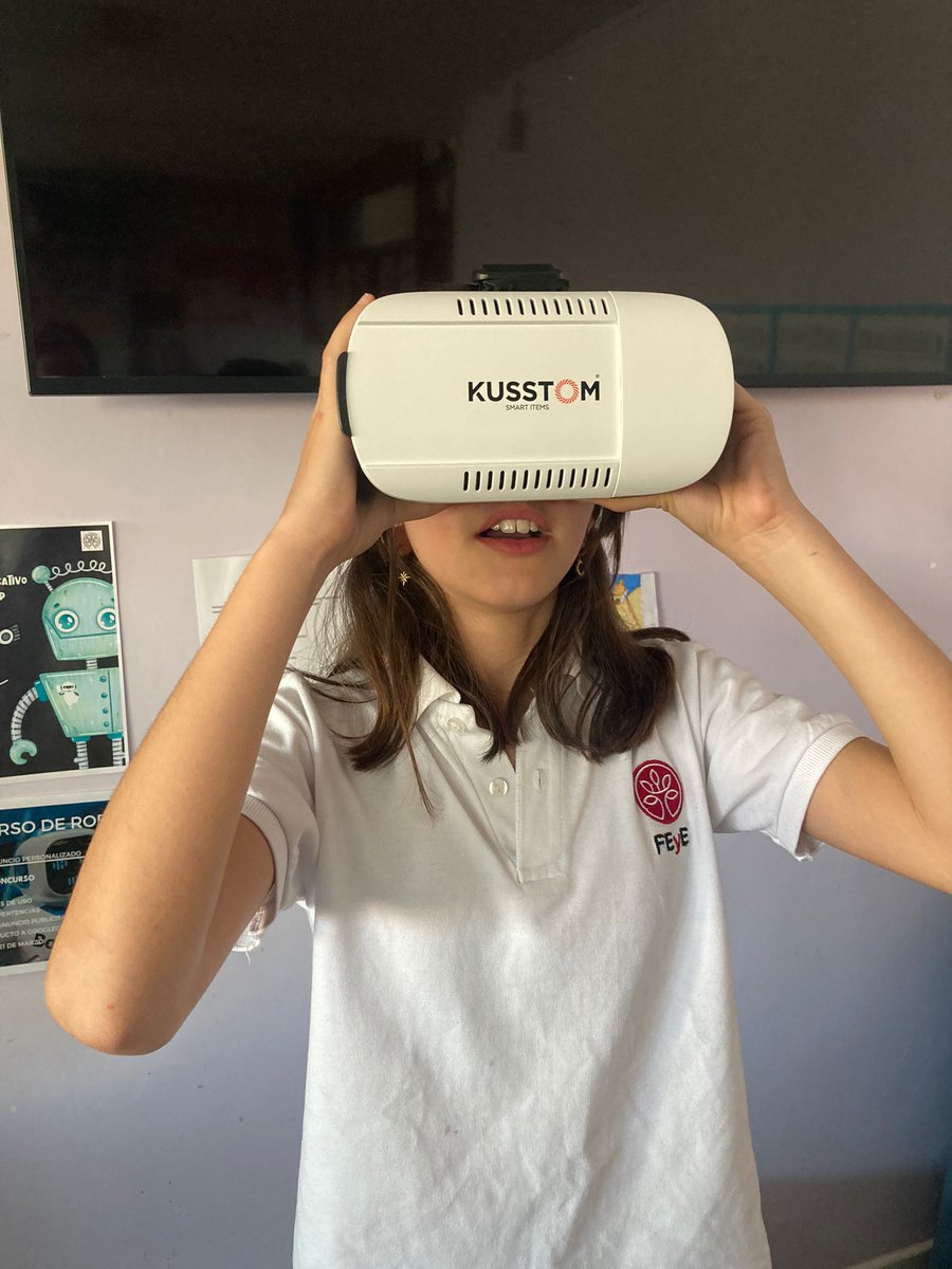 vmh_feye's tweet photo. Nuestra alumna Noelia nos ha ofrecido una exposición oral sobre las posibilidades de las gafas VR como desempeño de nuestro proyecto IA #vmhFEyE #colegiosFEyE #Primaria #ProyectoDeComprension #Levántate https://t.co/uPNWSWIAWF
