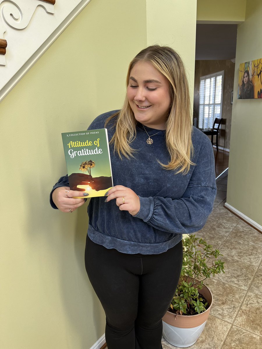 dariabrooke_'s tweet photo. “Do you have a pen?”

My first book publication featuring my poem, “Cowboy N Me” has arrived in the mail! 

This whole book is full of poems about being grateful, and my piece centers around how appreciative I am for @HeffronDrive, and his song “Mad At The World.”

🖤🌍✍🏻 https://t.co/HtQuGxQYpp