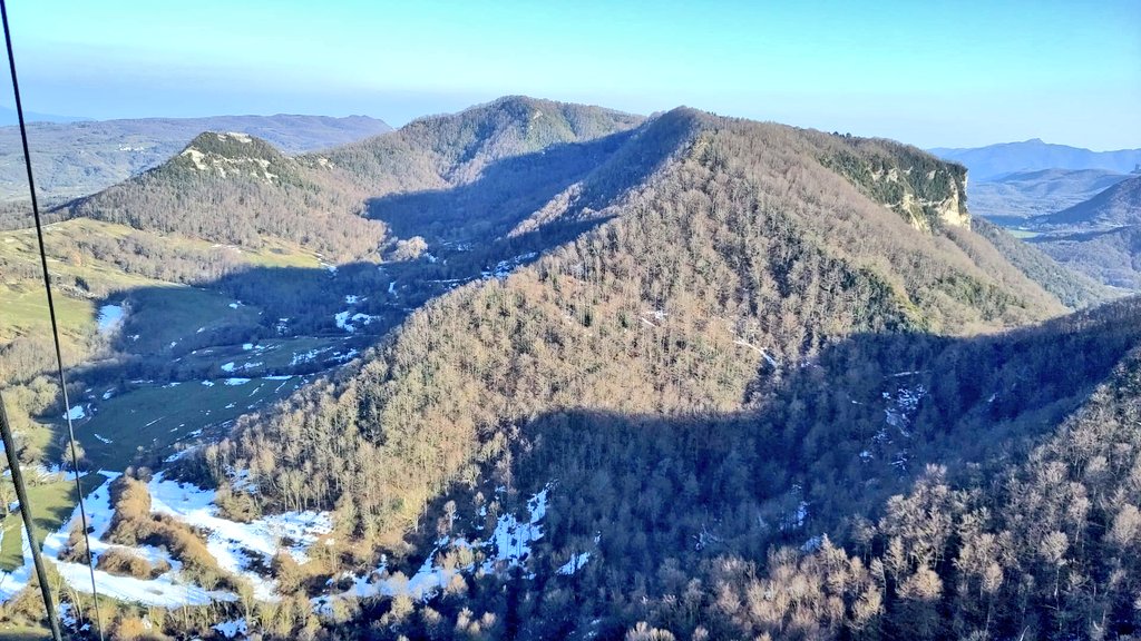 Vakapiupiu's tweet photo. La nevada deixà el 7 i 8 de #febrer2023 30 a 50 cm sl Cabrerès i Puigsacalm.

Ahir, 30 dies més tard, encara quedava neu a les obagues del Santuari de Cabrera, fins a uns 1.000 metres d'altura (Eloi Canal @meteosona) https://t.co/Fxdu9Mp5bZ