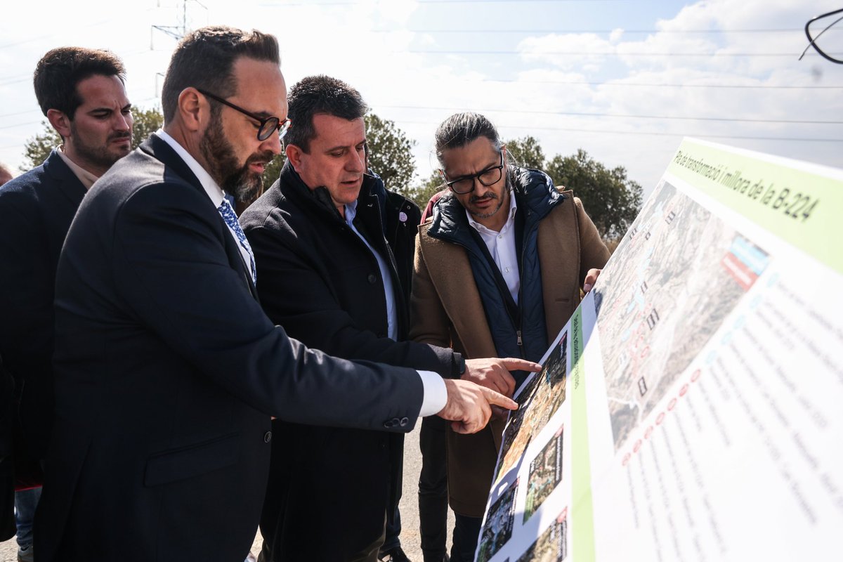 raulperezcobos's tweet photo. El Conseller @julifernandez a  anunciat a @viladepiera l’inici de les obres de la nova variant que permetrà reduir el trànsit en 6500 vehicles diaris al centre de la vila. Menys vehicles és millorar la qualitat de vida dels veïns i veïnes. https://t.co/aFZCHXT5R8