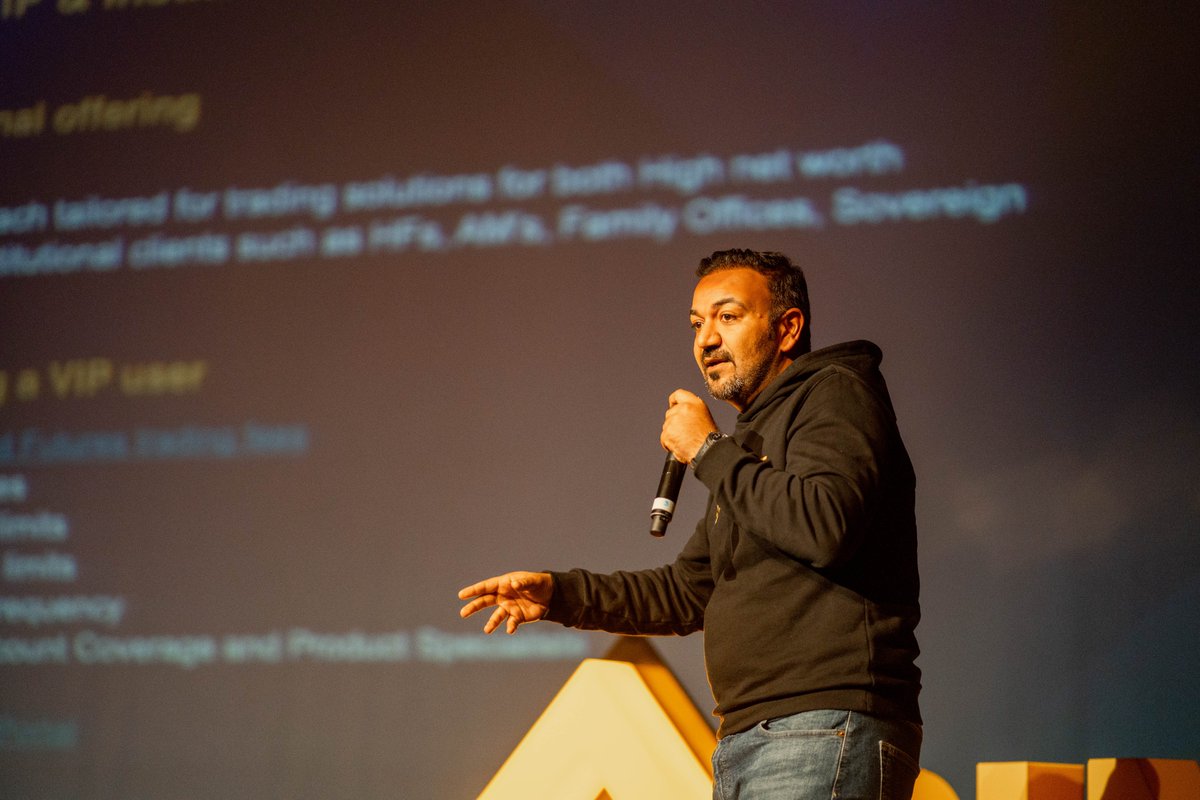 BinanceArabic's tweet image. ياله من لقاء رائع في المغرب 🇲🇦

لقد ذهلنا بهذا العديد الوفير من الجمهور الحماسي، بحضور تجاوز الـ 500 شخص حيث ناقشنا كل ما يتعلق بـ #Binance  وعالم العملات الرقمية، كما أجبنا عن أسئلة الحضور واستمتعنا بالكثير من الأنشطة سويًا
#BinanceMeetupmorocco 

شكراً لكم لجعلها ليلة لاتنسى 🙏