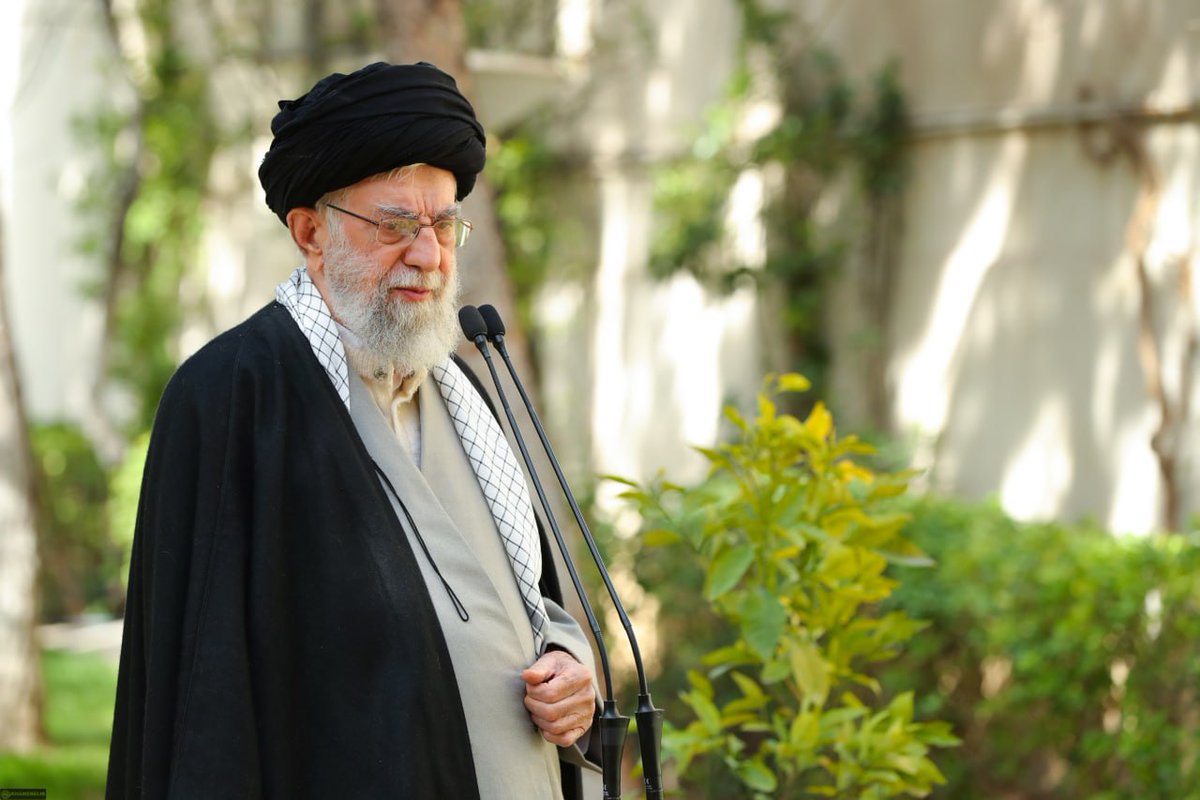 دیکتاتور که باشی، زمستون هم دستور میدی برات بهار کنن
#مهسا_امینی