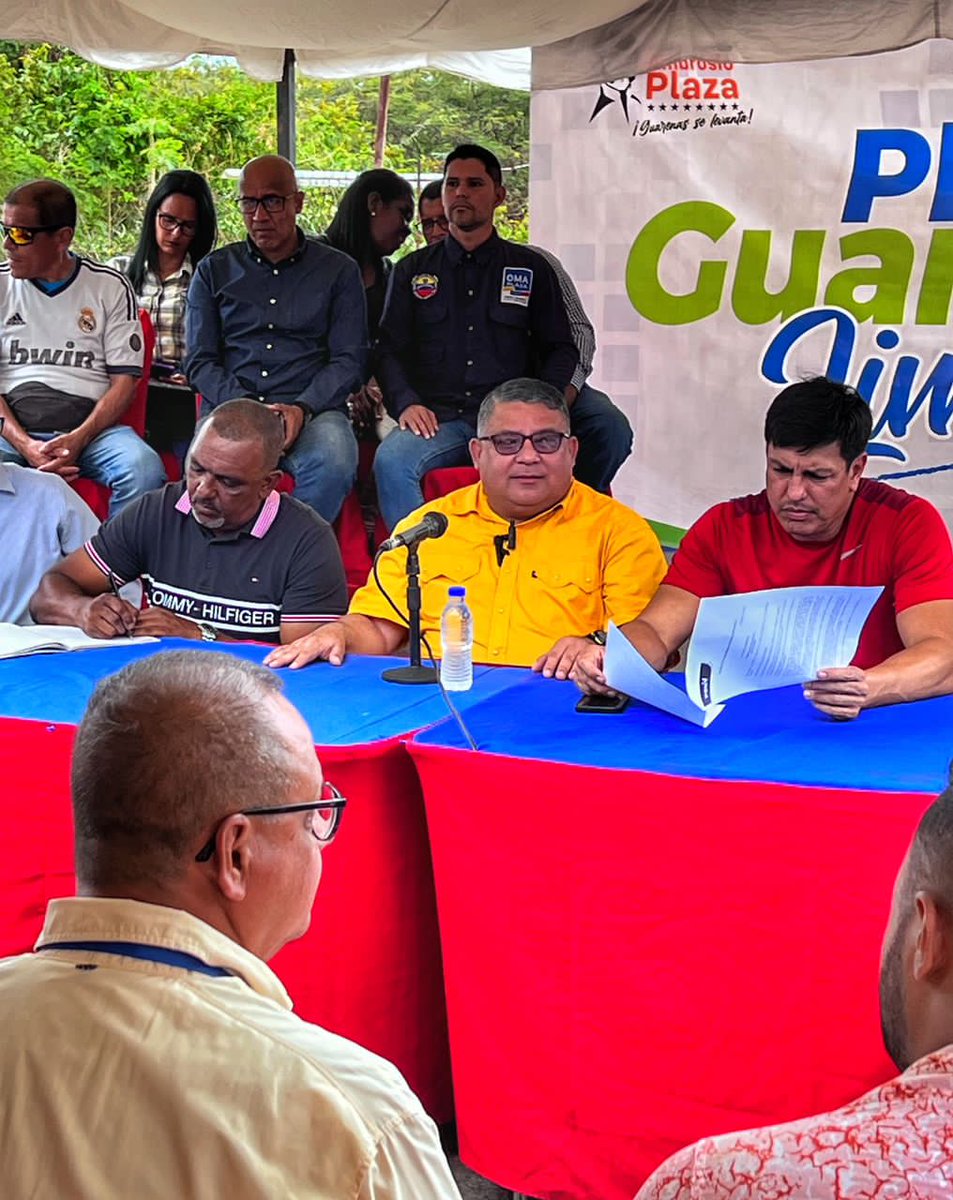 Este lunes #06Mar arrancó #GuarenasLimpia2023 comenzamos la colocación de más de 600 luminarias Led de 150w para los sectores Oropeza (123), Clavellinas (232) y Zumba (300), comunidades que quedaran 100% iluminadas. 6000 toneladas de asfalto. Comenzando por la colocación (1/3)