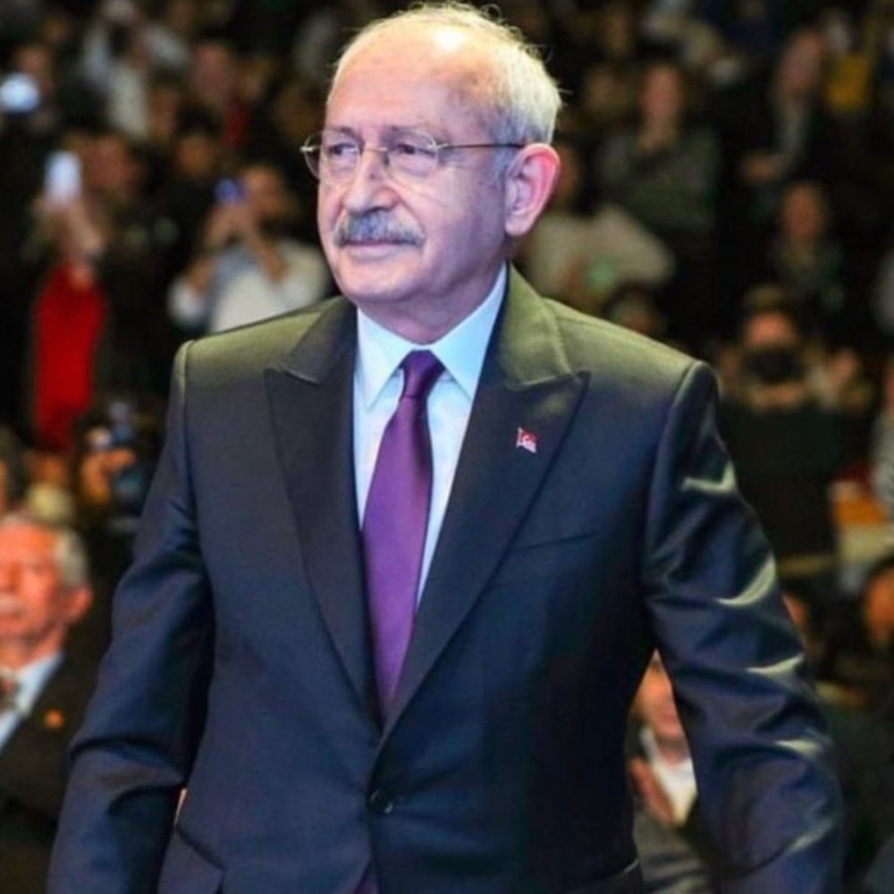 kubilaymutlu12's tweet photo. Daha iyi bir cumhurbaşkanı olacağından eminim. Herkesi kucakla, seçkin bir dil kullan, ayrıştırma, sade ve gösterişsiz yaşa,  saraylı olma.. Demokrasi ve çağdaş yaşamı yücelt. Dil, din ayrımı yaptırma. Çevrene cahil, dalkavuk ve hırsızı sokma. Hesap ver. 20 yılın hesabını da sor. https://t.co/hekXRPxWk9