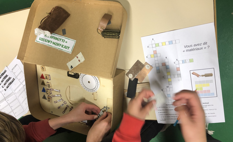 ScapEdu's tweet photo. Un #escapegame construit autour d'une valisette à double fond : Panique au congrès des ingénieurs ingénieux.
Une très belle #escapebox réalisée par @GIstinen pour ses 6° en technologie sur le thème des matériaux.
Ça donne envie !
https://t.co/Hel6fimpgO https://t.co/3sdPTIdjYA