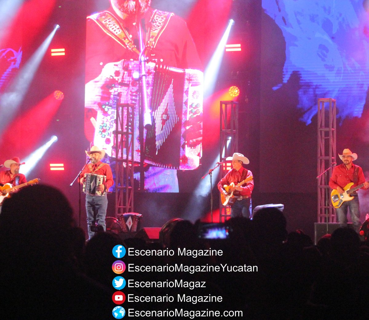 EscenarioMagaz's tweet photo. Las botas y sombreros vaqueros se lucieron en el #concierto que el @grupointocable ofreció el sábado 4 de #marzo en el @ForoGNPSeguros como parte de su gira #EvoluciónTour en #Mérida #Yucatan

#EscenarioMagazine #GrupoMostacho #INTOCABLE @CocoaRpMedios  @ApodacaGroup @ShowcaseMex https://t.co/ZVdi7zWyvx