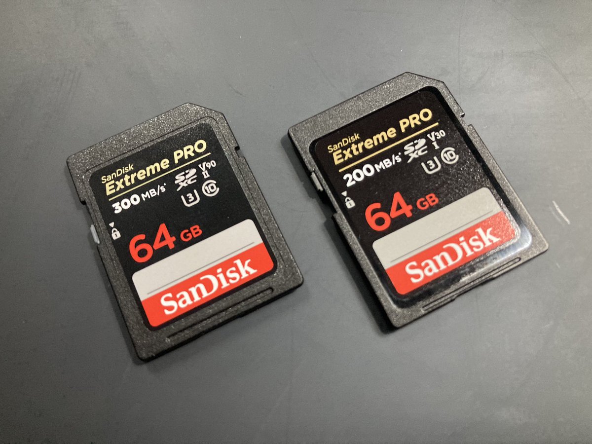 JCBT_17A's tweet image. 昨日のライブで以前から所有しているUHS-ⅡのSDXCカード(左)で撮影

高速書込みでやはりUHS-Ⅰ(右)よりは長時間高速連写が可能である事を体感！😆

 #SDXC  #SanDisk  #UHS_2