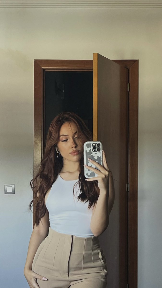 _liilyyy_'s tweet photo. El pelo sin planchar no estaba tan mal 😚🫶🏻 https://t.co/xpctCBylBo