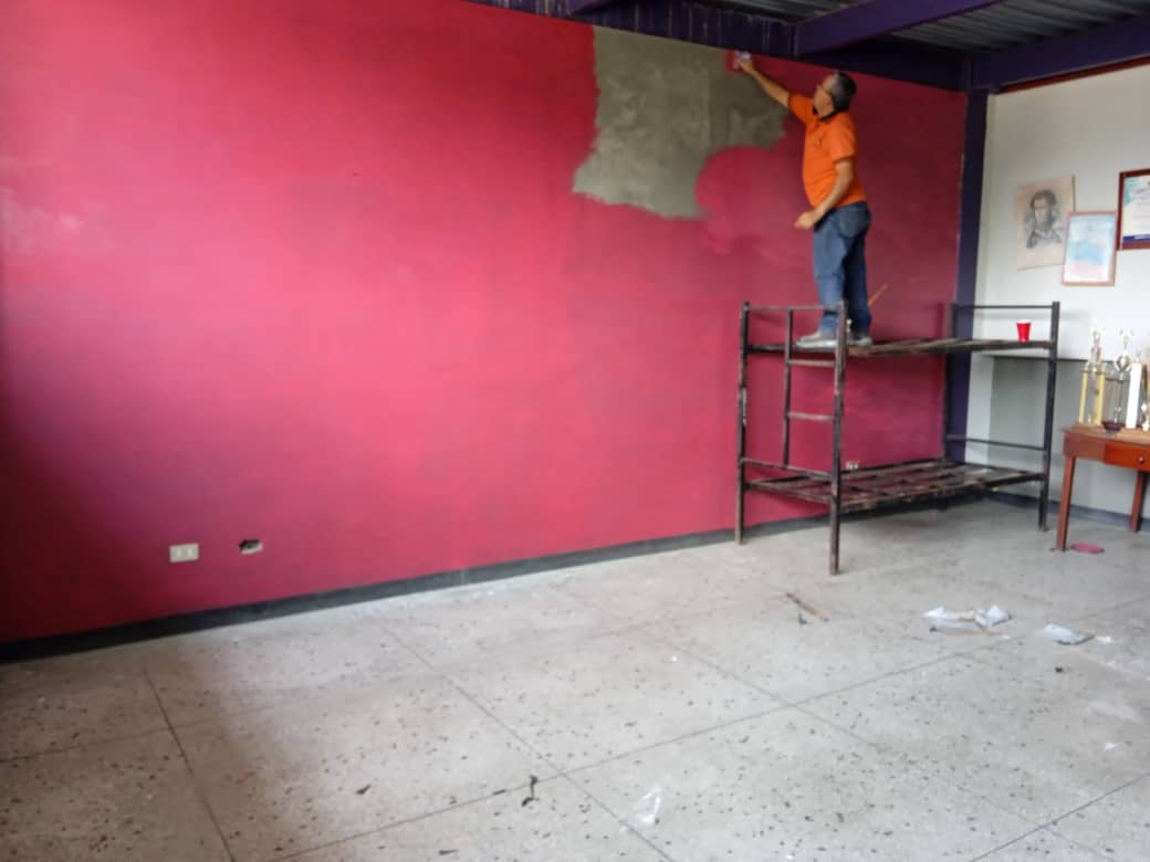 FUNDELA_LARA's tweet photo. #6Mar Avanzan los trabajos de rehabilitación y embellecimiento de oficinas administrativas, en el Gimnasio de Boxeo Omar Catarí.
Propiciando espacios para el deporte y la recreación.

@AdolfoP_Oficial
@gobiernodelara
@NicolasMaduro
@Miguelangel_gch
#SomosLosDeChávez https://t.co/nxsmXFbxgy