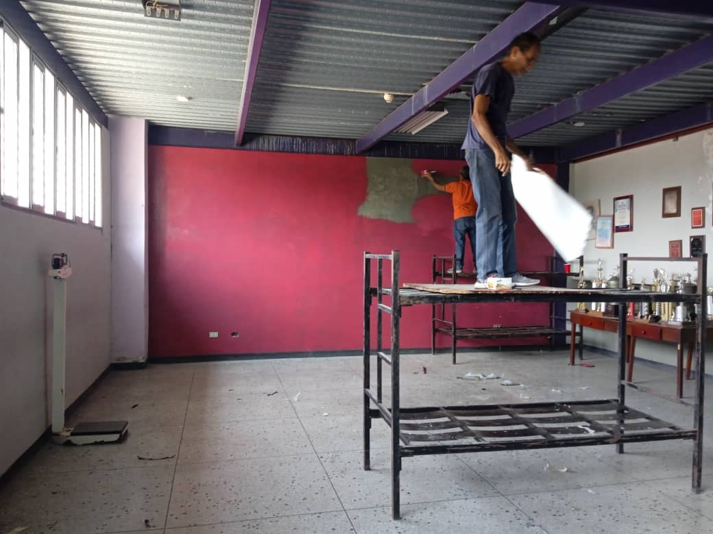 #6Mar Avanzan los trabajos de rehabilitación y embellecimiento de oficinas administrativas, en el Gimnasio de Boxeo Omar Catarí.
Propiciando espacios para el deporte y la recreación.

<a href="/AdolfoP_Oficial/">Adolfo Pereira Gobernador</a>
<a href="/gobiernodelara/">gobiernodelara</a>
<a href="/NicolasMaduro/">Nicolás Maduro</a>
<a href="/Miguelangel_gch/">Miguel González</a>
#SomosLosDeChávez