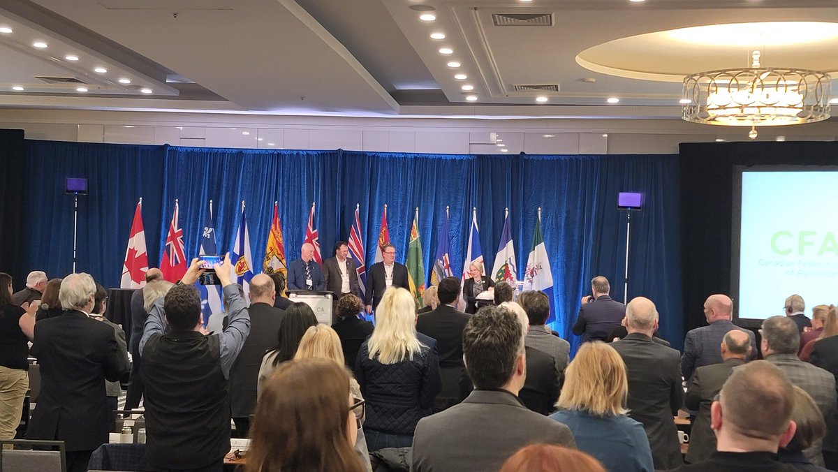 shaunhaney's tweet photo. A huge standing ovation for @Agproudmary. https://t.co/RMmJQLVia2