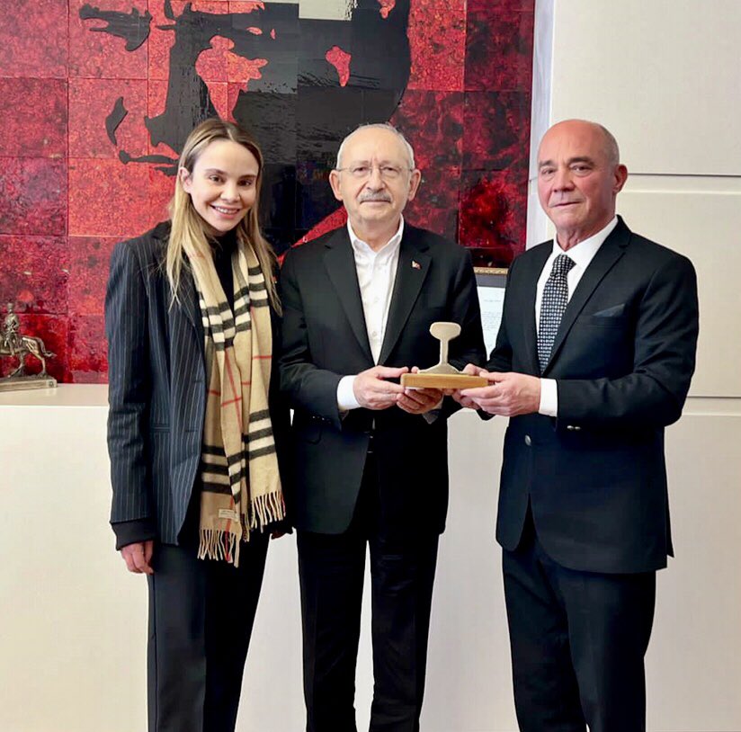 4 Mart 2022 de Sayın <a href="/kilicdarogluk/">Kemal Kılıçdaroğlu</a> ‘nun daveti üzerine <a href="/eceisteermis/">Ece İşteermiş</a> ile makamda yaptığımız baş başa görüşme sonrasından bir kesit.

#BASLIYORUZ #SeninleyizKılıçdaroğlu #GeliyorGelmekteOlan