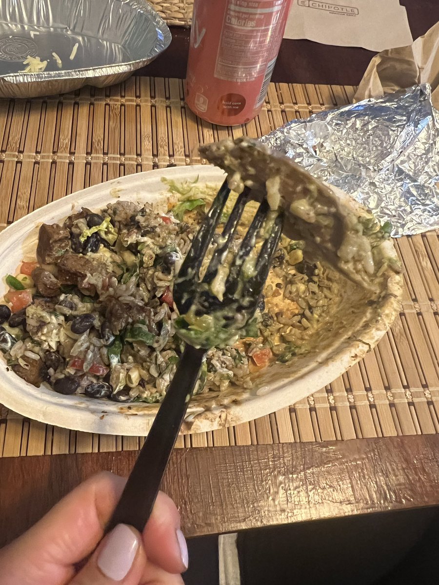 janineemarave's tweet photo. @ChipotleTweets why is there a fat piece of chicken in my burrito bowl when I got steak bowl? 🤔 https://t.co/xCg38VijZR