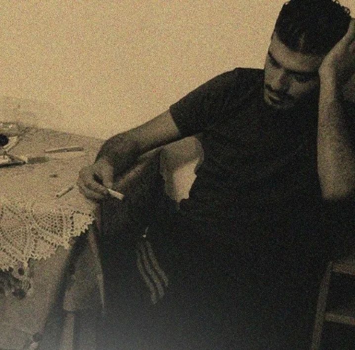 sonra oturdum o mutfak masasına nasıl bu kadar kendimi kaybettiğimi düşündüm tek başımaydım ama masa çok kalabalıktı