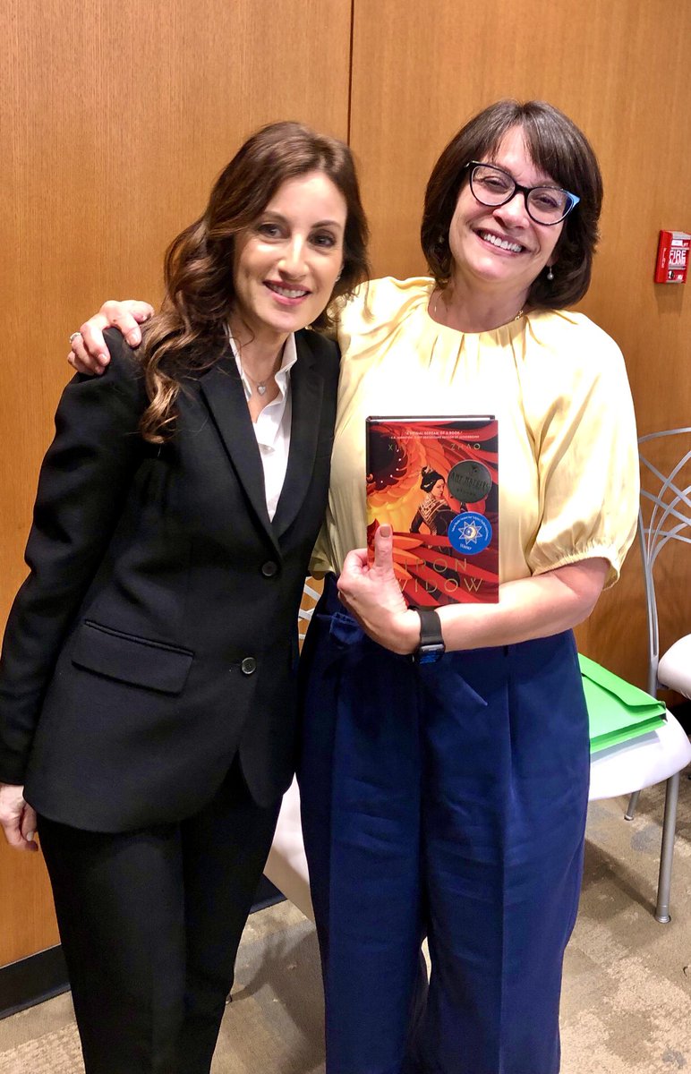 Thrilled to share @XiranJayZhao’s #ironwidow with the fabulous US National Ambassador of Young People’s literature @Meg_Medina at the @librarycongress & hear her plans to share the joy of reading with her initiative #cuéntame! #Letstalkbooks. @ireadcanadian @kidsbookcentre 🇨🇦🇺🇸