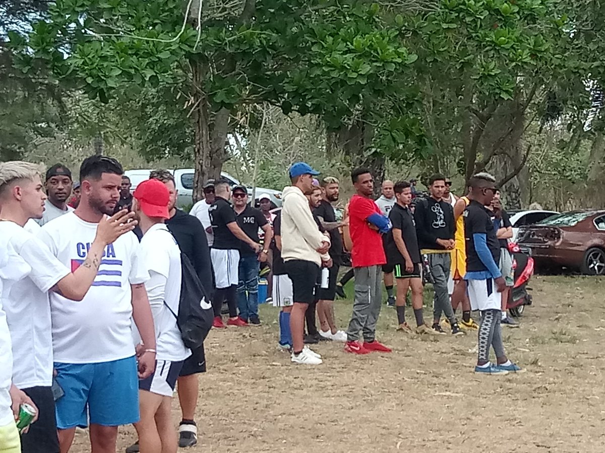 YoneideV's tweet photo. Evento de fútbol de larga duración con actores económicos no estatal en el municipio Ciego de Ávila, en el parque de la ciudad. #MejorEsPosible #LatirAvileño #CVACapitaLate. https://t.co/jwAMCI5Uao