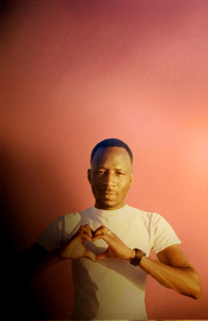 أنا فخور جدًا بقلبي
لقد تم التلاعب به
وخداعه
وتكسيره عدة مرات
ولكنه لا يزال يعمل ❤🥀