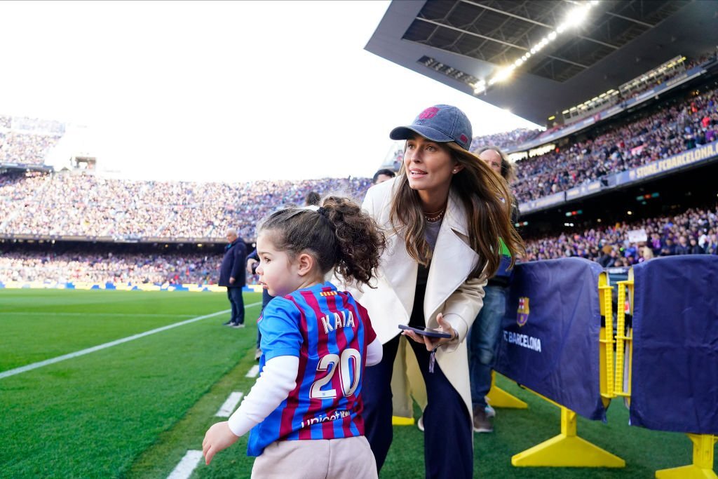 #CoralSimanovich and her daughter Kaia were spotted on the sidelines before the match between Barcelona and Valencia on March 5. #sergiroberto #BarcelonaValencia