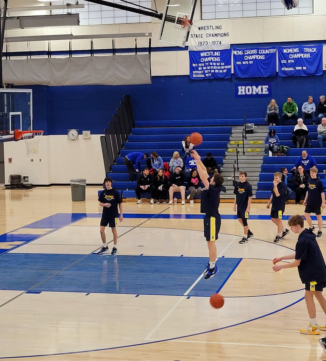 Robs_Life_2's tweet photo. #BVBB ππ Warm ups for #ADRIANHIGH and #HILLSDALEHIGH @MaplesBoysbball @maples_adrian @wlen1039 @965TheCave @lenaweesports @TheDZoneBBall https://t.co/FDcqJiryal