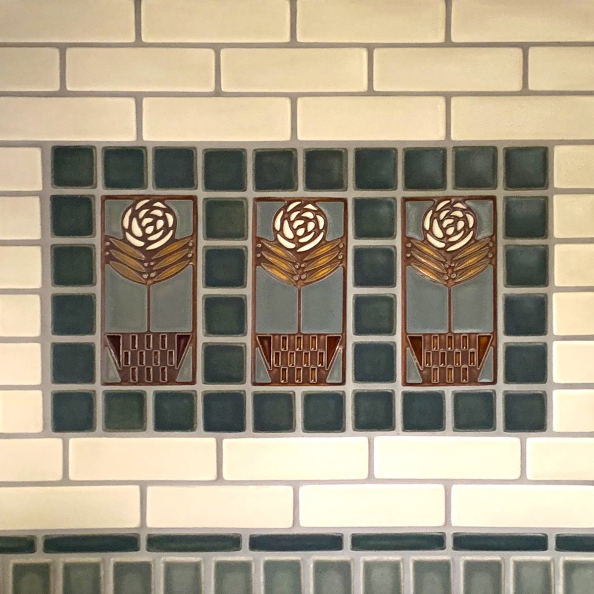 motawitileworks's tweet photo. Beauty from our installation design department!
https://t.co/mq919E1Glf
#motawi #motawitileworks #craftsmanstyle #kitchengoals #tilebacksplash https://t.co/zxUxVO95wC