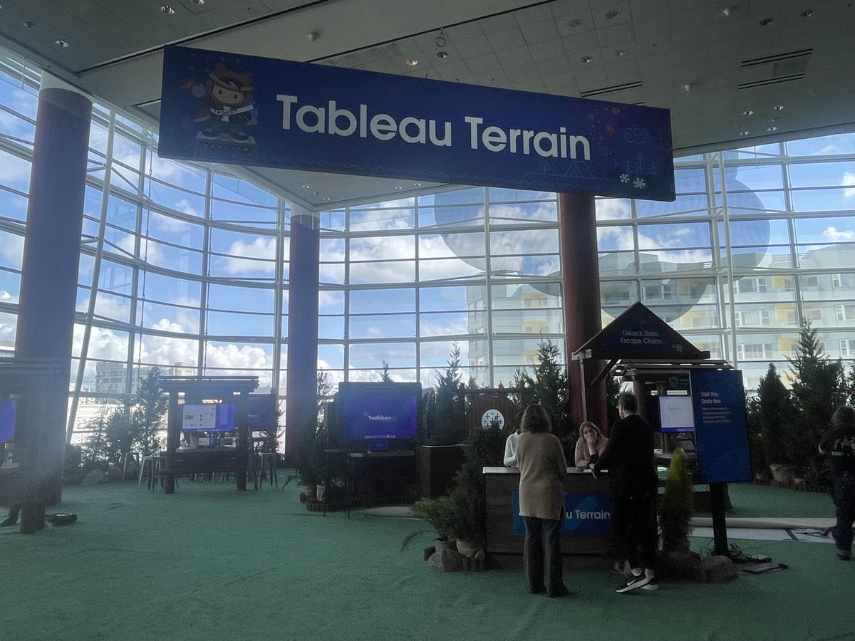 Benioff's tweet photo. Tomorrow is going to be great day! Welcome Trailblazers!
#TDX23 #EinsteinGPT #SlackGPT https://t.co/1w8e5GUcoW