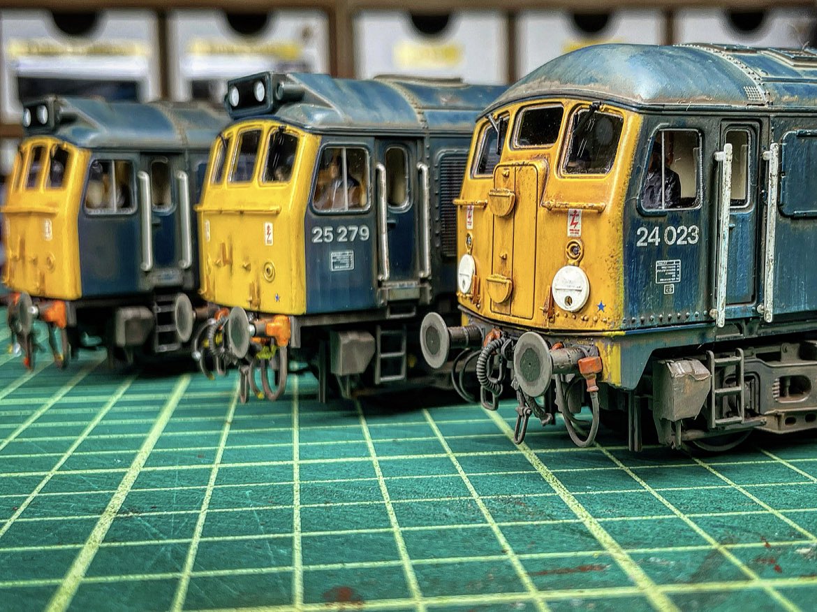 CradleyBridge's tweet image. Starting off the week by turning the workbench blue. These 3 Bachmann models are the first I ever bought. Been in a box for years so bought them up to spec and detailed/weathered the hell out of them 😉 #TMRGUK #Class25 #Class24 #Sulzer