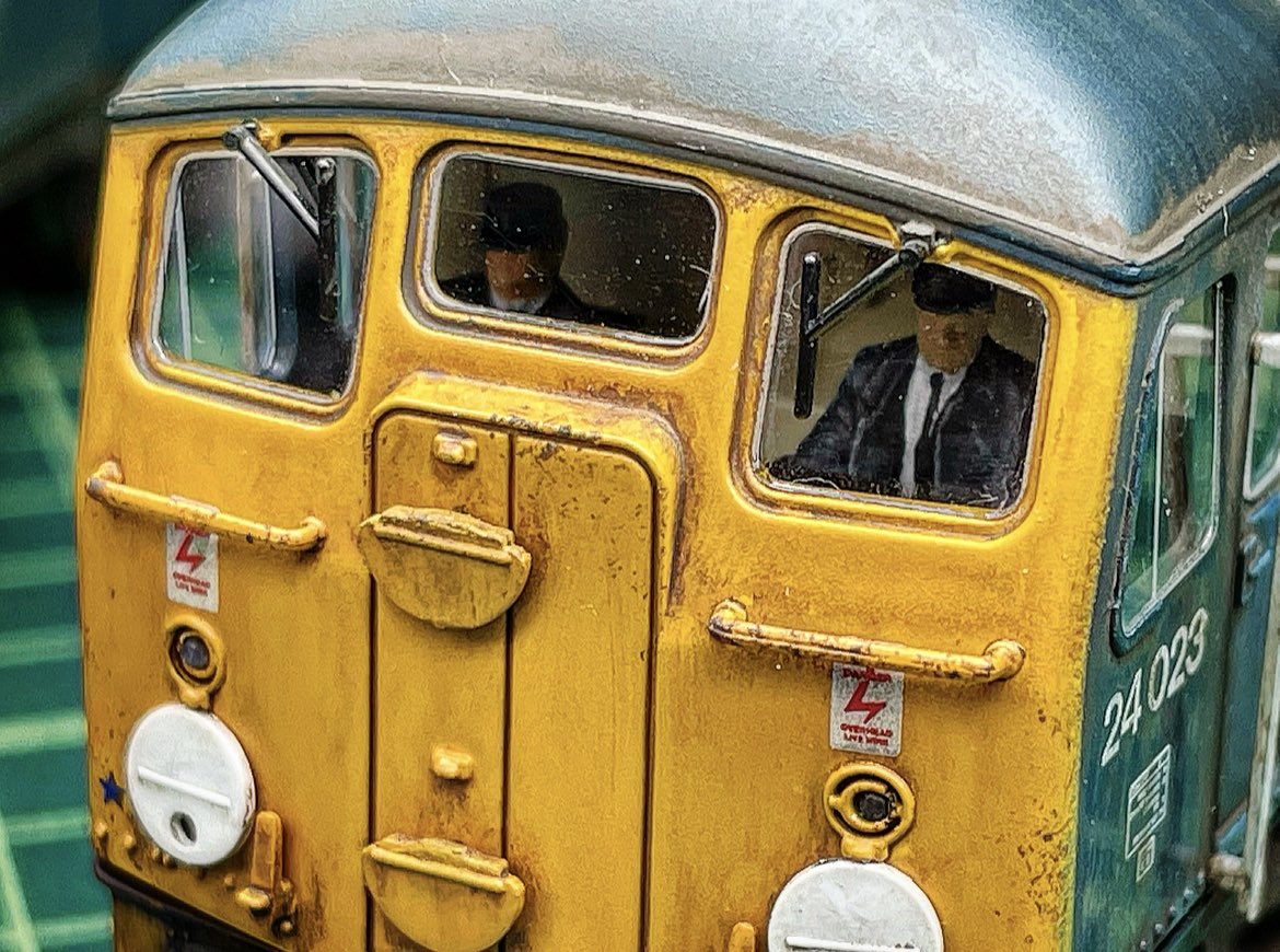 CradleyBridge's tweet image. Starting off the week by turning the workbench blue. These 3 Bachmann models are the first I ever bought. Been in a box for years so bought them up to spec and detailed/weathered the hell out of them 😉 #TMRGUK #Class25 #Class24 #Sulzer