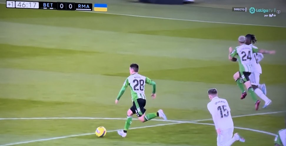 Uno de ellos es Clos Gómez, una de las cabezas visibles del villarato arbitral, célebre por anular tres goles legales al Real Madrid en un derby, por protagonizar la famosa lista de errores que mostró Mou o por su récord de tres penaltis a favor del Barsa en sólo 12
