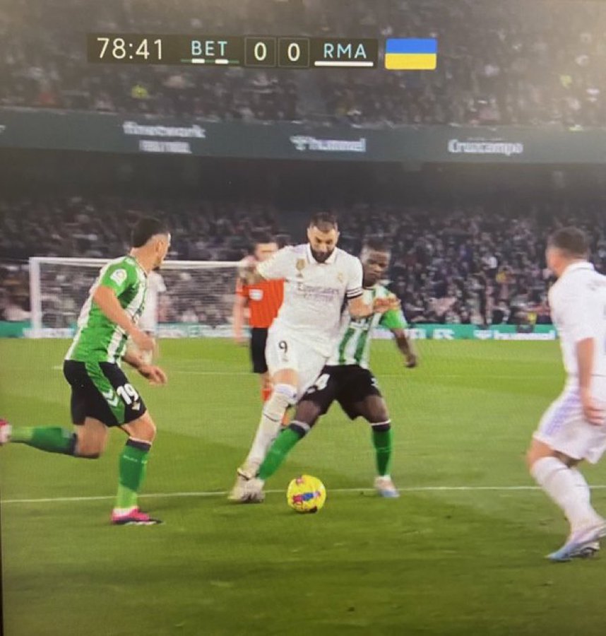 En este artículo de @futbolgate_ES (esta cuenta y la de @Hechi9248 son imprescindibles) podéis ver quién fue Clos Gómez cuando arbitraba: futbolgate